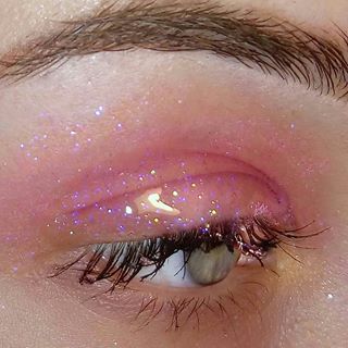 Pink pegasus glitter 🦄by @itsinyourdreams (20% DREAMERCOOL) Swipe to see more magic #closeup #beauty #makeuptutorial #makeup #eyemakeup #eyeshadow #brows #beautyshot #blueeyes #shimmery #highlighter #colors #aesthetic #eye #glossy #editorial #pink #iridescent #glitter #gloss #editorialmakeup #holo Matte Make Up, Make Up Designs, Mode Rose, Glitter Rosa, Pink Eye Makeup, Glitter Eye Makeup, Glitter Eye, Smink Inspiration, Makijaż Smokey Eye