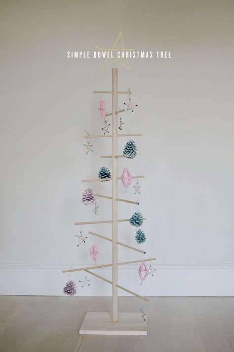 dowel christmas tree Dowel Christmas Tree, Ornament Tree Display, Popsicle Stick Christmas Crafts, Fun Winter Crafts, Stick Christmas Tree, Winter Diy Crafts, Christmas Art Projects, Christmas Crafts For Toddlers, Craft Fair Displays