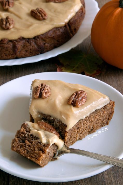 Paleo Pumpkin Cake with Maple Cream Frosting - Texanerin Baking Paleo Pumpkin Recipes, Paleo Holiday Recipes, Paleo Thanksgiving Recipes, Pumpkin Cake Recipe, Paleo Thanksgiving, Paleo Cake, Clean Dessert, Pumpkin Cake Recipes, Paleo Baking