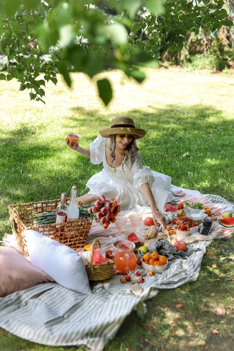 How to Have the Perfect Summer Picnic – SIMPLY BEAUTIFUL EATING Picnic Food Ideas, Picnic Photo Shoot, Picnic Photography, Debut Photoshoot, Picnic Inspiration, Backyard Picnic, Beautiful Photoshoot Ideas, Garden Picnic, Picnic Birthday