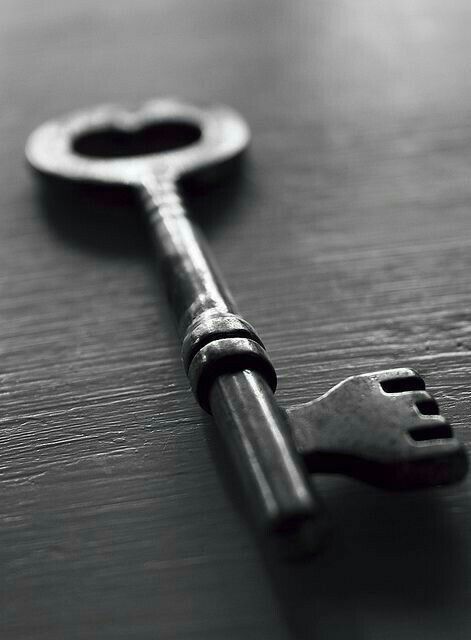 White Door Knobs, Under Lock And Key, Old Keys, Antique Keys, Vintage Keys, Key To My Heart, Locks & Key, Key Lock, Skeleton Key