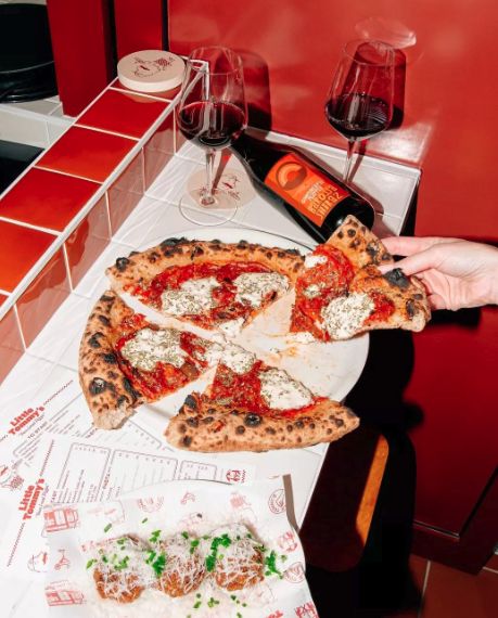 Funky Pizza Restaurant, Pizza Flash Photography, Pizza Restaurant Photoshoot, Pizza Shop Photoshoot, Flash Food Photography Aesthetic, Direct Flash Food Photography, Pizza Food Styling, Pizza Restaurant Photography, Pizzeria Photoshoot