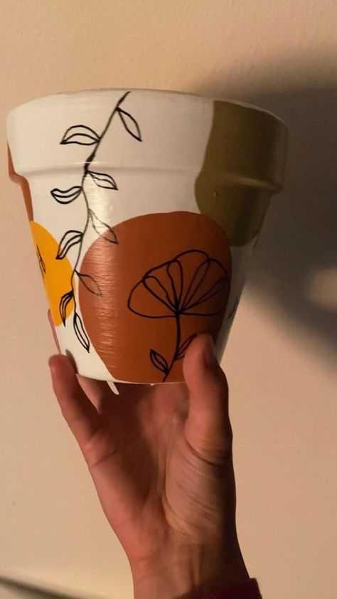 Plant Pot Design, Flower Pot Art, Plant Pot Diy, Painted Pots Diy, Painted Plant Pots, Pottery Painting Designs, Painted Flower Pots, Keramik Design, Craft Room Decor