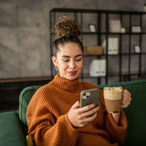 Switching Off 1 Phone Setting Could Help Protect Your Safety — HuffPost Someone On Their Phone, People On Phones, People Using Phone, Person On Phone, Angry Person, Emotions Activities, Phones For Sale, Iphone Tips, Medical Health