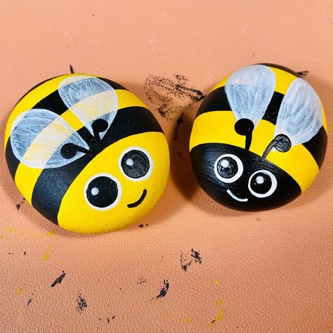 McFloof Makes | Colourful Artist - Designer - Maker | A custom bee pebble. The customer wanted a bee with a yellow face instead of black. Swipe to see both versions together. Which do you… | Instagram Bees On Rocks Painting, Bumble Bee Rock Painting, Face Paint Bee, Painted Stepping Stones, Bee Rocks, Beach Rock Art, Happy Stone, Ladybug Rocks, Insect Crafts