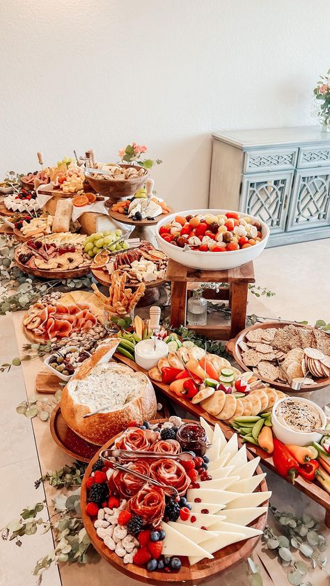 Bachelorette Grazing Table, Bachlorette Party Charcuterie Board, Wedding Sharing Platters, Summer Grazing Table Ideas, Grazing Table Ideas Wedding Reception, Wedding Grazing Table Ideas, Grazing Table Wedding, Wedding Charcuterie Table, Brunch Grazing Table