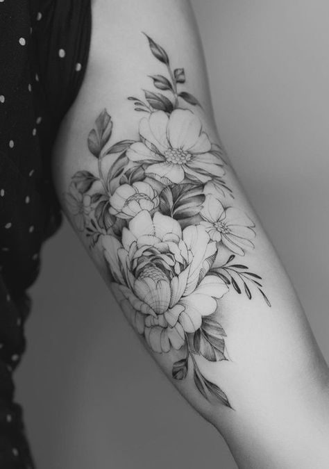 Line Floral Tattoo, Fine Line Floral Tattoo, Fine Line Floral, Underarm Tattoo, Tattoo Japanese Style, Half Sleeve Tattoos Drawings, Tattoo Japanese, Poppies Tattoo, Mens Shoulder Tattoo