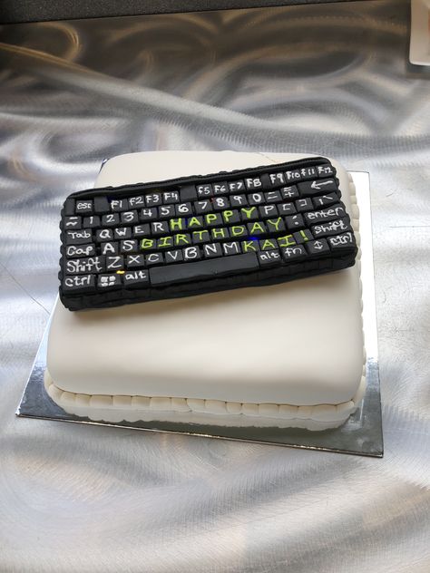 Computer keyboard cake Coding Cake Computer, Cake Computer, Keyboard Cake, Baking Ideas, Cake Tutorial, Computer Laptop, Electronics Projects, Blackberry Phone, Laptop Computers