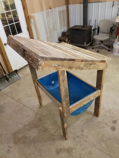 Pallet made deer feeder Deer Feeder Diy, Goat Hay Feeder, Goat Feeder, Goat Playground, Deer Feeders, Goat Shed, Livestock Shelter, Goat Shelter, Goat Pen