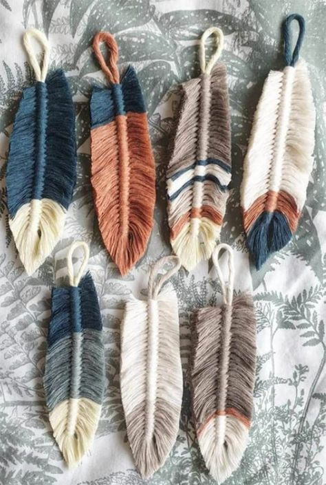 How To Make Poms Out Of Yarn, How To Make Macrame Leaves, Yarn Feathers Diy, Macrame Feathers Diy, Macrame Feather Diy, Boho Diy Crafts, Things To Do With Yarn, Macrame Leaf Tutorial, Macrame Feather Tutorial