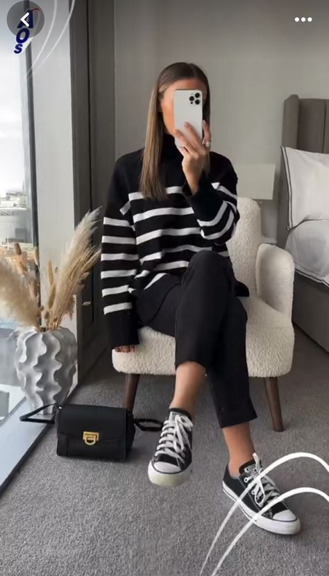 Black And White Striped Pullover Outfit, Black And White Striped Sweater Outfit Winter, Black Striped Sweater Outfit Aesthetic, Black And White Striped Sweater Outfit, Black And White Stripe Knit Sweater Outfit, Converse Outfit Winter, Kd Outfits, Ootd 2022, Striped Sweater Outfit