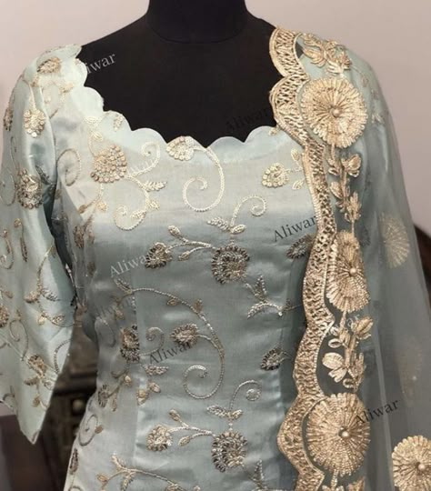 Dress Neck Models Punjabi, Cutwork Neck Design Kurti, Punjabi Suits Neck Design, Neck Designs For Punjabi Suits, Chudi Designs, Suit Neck Design, Punjabi Suit Neck Designs, Kurti Neck Design, Chudidhar Neck Designs