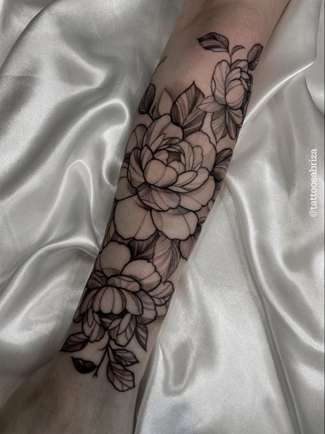 Peonies Tattoo Arm, Large Flower Tattoo, Black And White Flower Tattoo, Arm Tattoos Drawing, Floral Tattoo Shoulder, American Traditional Tattoo Ideas, Traditional Tattoo Ideas, Black Tattoo Cover Up, Flower Tattoo Drawings