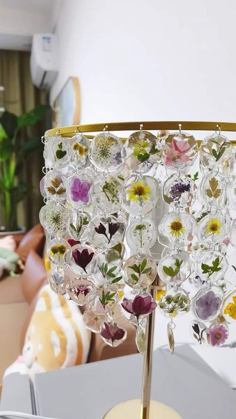 Resin Picture Ideas, Resin Craft With Dried Flowers, Resin Art Ideas Dried Flowers, Unique Resin Ideas Flower, Epoxy Lamp, Epoxy Resin Flower Vase, Barbie Room Decor, Resin Flower Lamp, Diy Resin Gifts