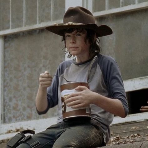 Carl grimes Carl E Enid, The Walking Dead Comics, Glenn Y Maggie, Carl The Walking Dead, Carl Twd, Zombie Life, Judith Grimes, I Fall To Pieces, Twd Cast