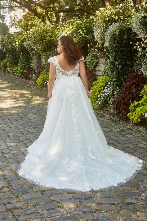 Curvy Bride Wedding Dress, Wedding Extravagant, Wedding Dress Curvy Bride, Cool Bride Style, Wedding Dress Curvy, 2023 Bridal Gowns, Wedding Gown Ideas, Cool Girl Wedding, Madison James Wedding Dress