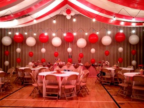 backdrop-balloon-decor-ideas Cirque Vintage, Homecoming Themes, Vintage Circus Party, Circus Wedding, Circus Decorations, Carnival Decorations, Prom Themes, Circus Theme Party, Carnival Wedding