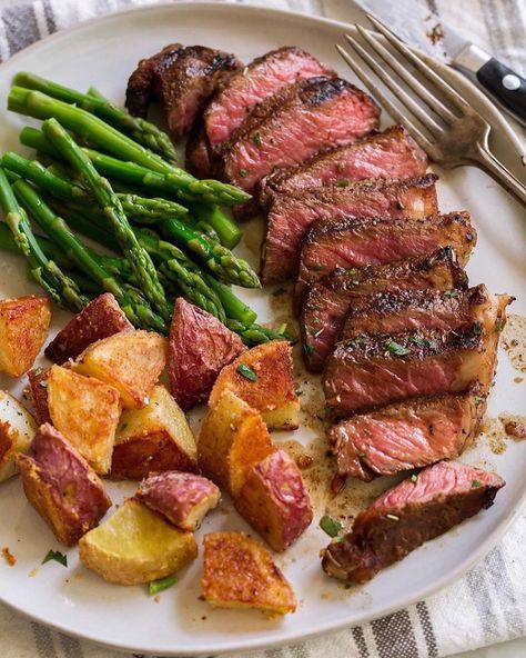 Best Steak Marinade 🔥😋 Tag a friend you would share this with . The best Steak Marinade and the only one you'll ever need! It's deliciously… Steak Marinades, Best Steak Marinade, Steak Marinade Easy, Balsamic Steak, Sommer Mad, Steak Marinade Recipes, The Best Steak, Mexican Breakfast Recipes, Steak Marinade