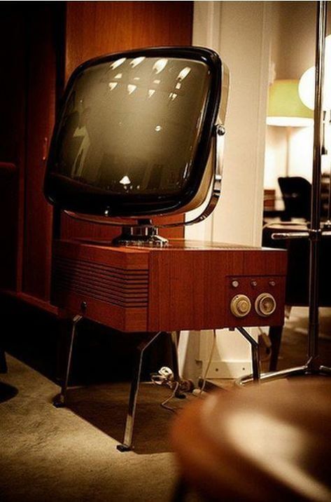 Old Television, Vintage Television, Tv Design, Audio Room, Old Radios, Vintage Tv, Vintage Room, Vintage Objects, Retro Tv