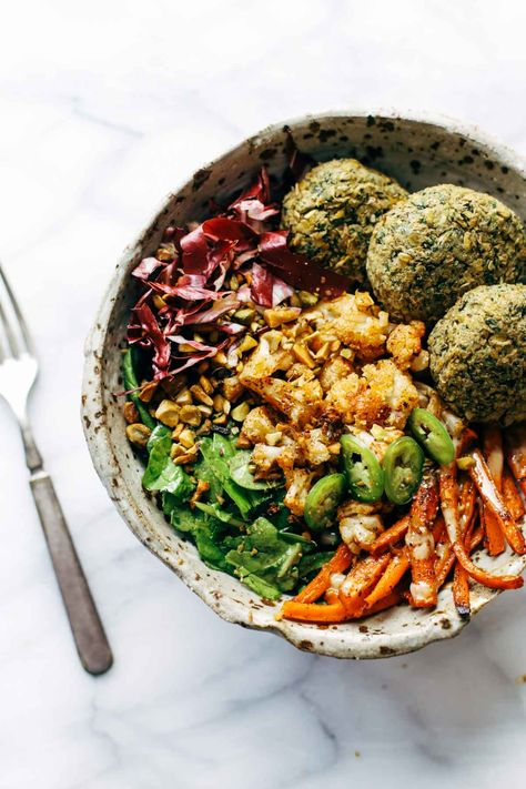 Macro Bowl Recipe, Slow Carb Diet Recipes, Macro Bowls, Aip Lunch, Veggie Bowl Recipe, Greens And Beans, Clean Eating Protein, Falafel Bowl, Macro Bowl