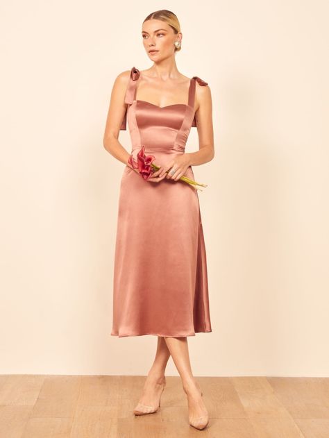 Ugly Bridesmaid Dresses, Dresses To Wear To A Wedding, Guest Outfit, Looks Style, Outfit Casual, Fancy Dresses, Dream Dress, Guest Dresses, Satin Dresses