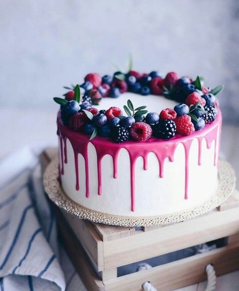 Pastel frutos rojos Cake With Berries, Tårta Design, Chocolate Cake Recipe Easy, Berry Cake, Pretty Birthday Cakes, Birthday Cake Decorating, Drip Cakes, Easy Cake Recipes, Easy Chocolate