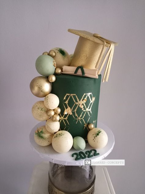 Emerald Green Graduation Cake, Dark Green Graduation Party, Emerald Green Graduation Party, Graduation Party Ideas Green And Gold, Green And Gold Graduation Cake, Matric Ball Cakes, Green And Gold Cakes, Emerald Green And Gold Cake, Green And Gold Graduation Party Ideas