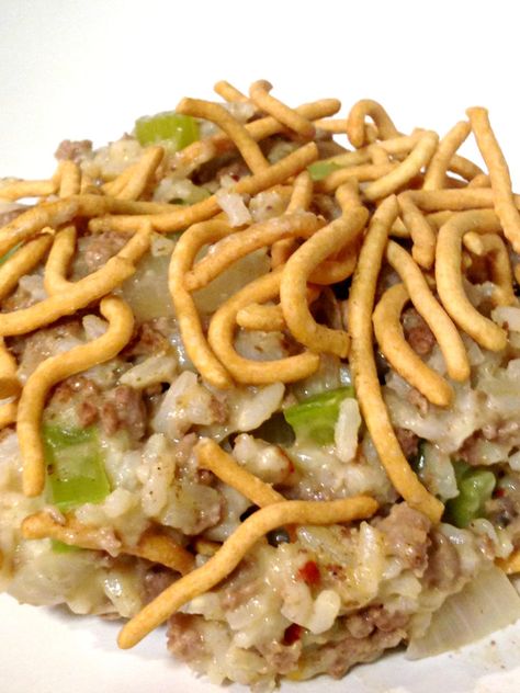 Hamburger Hot Dish, Chinese Hamburger, Hamburger Hotdish, Crispy Chow Mein Noodles, Hotdish Recipes, Hamburger Dishes, Chow Mein Recipe, Chow Mein Noodles, Hamburger Casserole