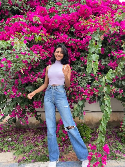 Girly Photography Poses In Jeans, Photo Poses In Jeans For Women, Girly Pose Photo Ideas Instagram, Poses In Western Outfits, Girly Photography Poses Instagram, Poses For Pictures Instagram Standing In Jeans, Trendy Poses Photo Ideas, Girly Pose Photo Ideas, Jeans Poses Picture Ideas