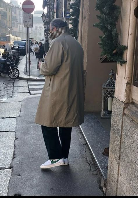 Mac Coat Outfit, Mens Mac Coat, Alessandro Squarzi, Coat Outfit Casual, Long Coat Outfit, Mac Coat, Italian Fashion Street, The Sartorialist, Mode Tips