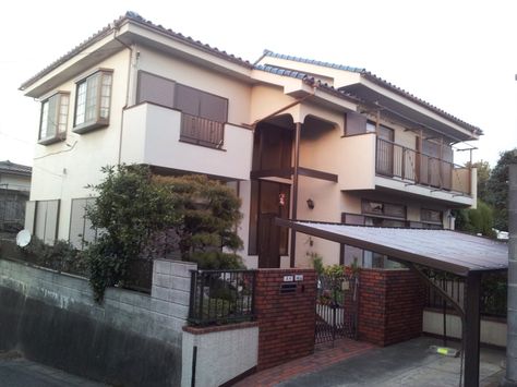 Big House In Japan. Japan Houses Aesthetic, Big Japanese House, Large Japanese House, 70s House Exterior, Fictional Places, Tokyo House, Japanese Modern House, Modern Japanese House, Japanese Homes