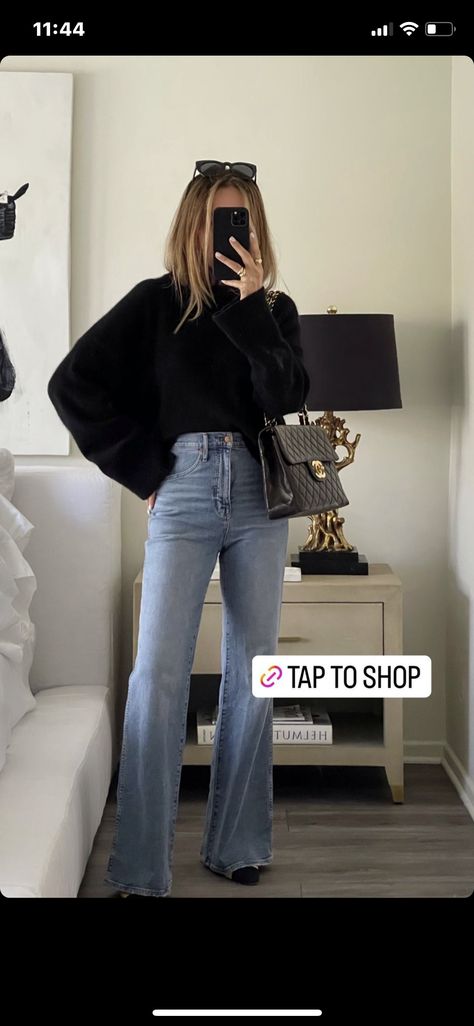 High Waisted Bell Bottom Jeans Outfits, Black High Waisted Jeans Outfit, High Waisted Flare Jeans Outfit, Blue Jeans Outfit Winter, Flare Jeans Winter, Flare Jeans Outfit Winter, Flared Jeans Outfit Fall, Outfits With Flares, Flare Jean Outfit