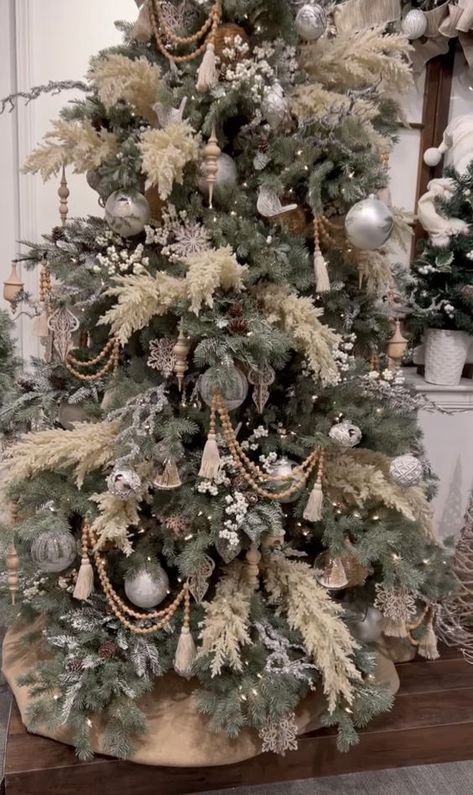 Woods Christmas Tree, Non Flocked Christmas Tree Ideas, Rustic Elegant Christmas Tree, Rustic Decorated Christmas Trees, Nativity Tree Christmas, Boho Xmas Tree, Christmas Tree Natural Decorations, Christmas Tree 2023 Trends Color, Christmas Tree Decor Ideas 2023 Trends