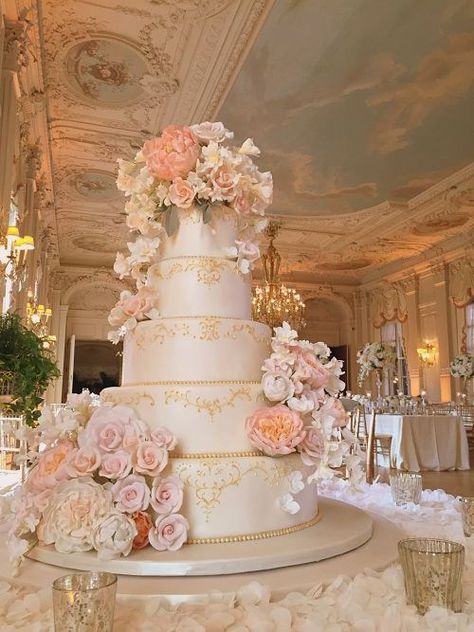 White And Gold Wedding Cake, Vintage Pasta, Quince Cakes, Quince Cake, Blush Wedding Cakes, Extravagant Wedding Cakes, Pink Quince, Quinceanera Cakes, Dream Wedding Cake