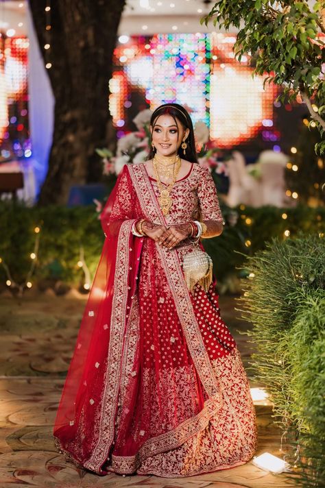 Bengali Bride Lehenga Look, Bengali Wedding Lehenga, Bridal Lehenga Reception Look, Bengali Lehenga, Bengali Bride Reception Look Lehenga, Modern Bengali Bride Reception Look, Bengali Engagement Look, Reception Look Bride Indian Saree, Bengali Reception Look