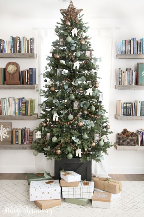 Scandi Style Christmas Tree, Christmas Tree With Eucalyptus, Eucalyptus Christmas Tree, Modern Jul, Green Christmas Decorations, Green Christmas Tree Decorations, Christmas Tree Inspo, Christmas Tree Decorating Themes, Christmas Decor Inspiration