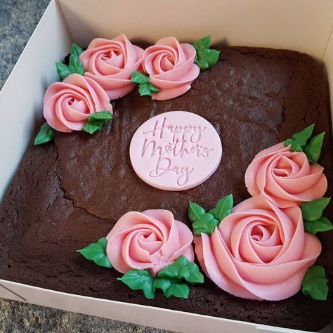 Mothers Day Brownies, Mothers Day Mini Cakes Ideas, Mini Cake For Mother's Day, Mother’s Day Mini Cake, Bakery Mother’s Day, Mother’s Day Mini Tin Cakes, Mothers Day Cake, Cheat Meal, Brownie Cake