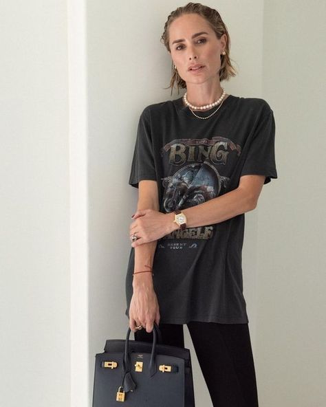 Anine Bing graphic tee style : relaxed black tee, black denim, black bag and minimal layered necklaces | ANINE BING (@aninebing) Tshirt Layering Outfit, Tshirt Layering, Anine Bing Style, Graphic Tee Style, Layering Outfits, Fall Fits, Anine Bing, Tshirt Outfits, Black Bag