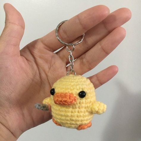 Duck With Knife, Crochet Keychain Pattern, Plush Keychain, Kawaii Crochet, Crochet Animal Patterns, Fun Crochet Projects, Crochet Keychain, Diy Crochet Projects, Crochet Gifts