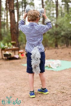 This yarn wolf tail (or dog tail!) is SO easy to make, no sew, and is great for a Halloween costume or just fun dramatic play. Wolf Costume Diy, Wolf Costume Kids, Dog Costumes For Kids, Kids Crochet Patterns, Wolf Tail, Girl Group Costumes, Costume Carnaval, Wolf Costume, Kids Crochet Pattern