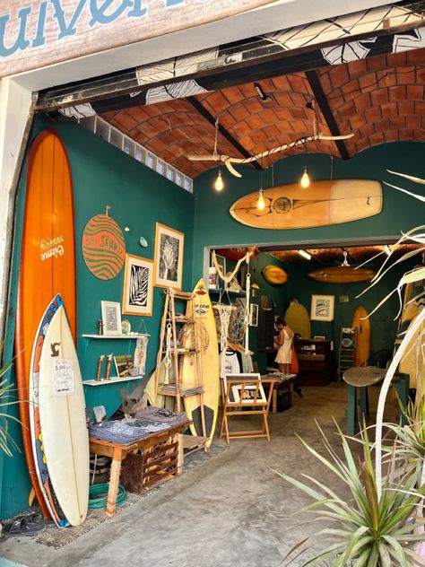 Surfer Shack Aesthetic, Surf Store Aesthetic, 70s Surf Shack, Surf Shop Exterior, Surfing Aesthetic Room, Vintage Beach House Aesthetic, Vintage Beach Room, Beach Shop Aesthetic, Surfer Kitchen