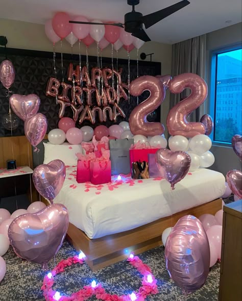 Birthday Present Set Up Ideas, Pink Hotel Room Party, Birthday Celebration In Hotel Room, Decorated Room For Girlfriend Birthday, Pink Hotel Room Decorations, Hotel Room Design Birthday, Birthday Hotel Room Decorations For Her, Bedroom Birthday Decorations For Her, Birthday Room Surprise For Best Friend