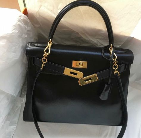 Stunning! Don’t miss it😍 Model: Hermes Kelly 28 Retourne  #kelly28boxcalf #hermeskelly28 #kelly28blackbox #kelly28box #kelly28blackghw #kelly28black University Bag, Vintage Kelly, Inside My Bag, Hermes Kelly 28, Hermes Kelly Bag, Kelly Bag, Vintage Hermes, Leather Box, Luxury Bag