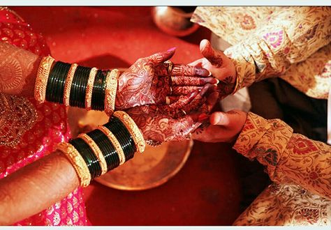 Green Bangles Maharashtrian, Luxury Banquet Hall, Luxurious Wedding Reception, Green Bangles, Marriage Hall, Maharashtrian Jewellery, Marathi Bride, Wedding Jewelry Sets Bridal Jewellery, Bridal Jewelry Vintage