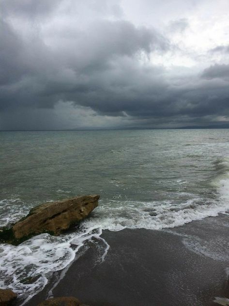 Rainy Ocean, Pictures Of Weather, Aesthetic Universe, Rainy Clouds, Weather Aesthetic, Rainy Sky, Ocean Drawing, Sea Drawing, Smell Of Rain