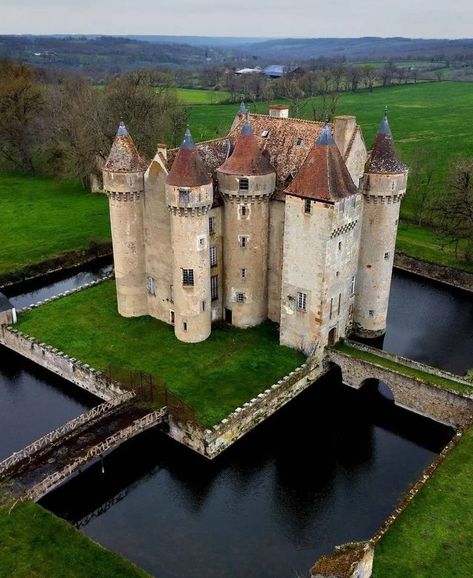 Extraordinary Architecture, Gothic Castles, Water Castle, Castle Pictures, Castle Gate, Old Castle, Chateau Medieval, Castle Mansion, Travel House