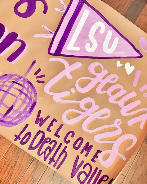 Loving this banner style so much ⚡️⚡️⚡️ Cheer Posters Ideas Signs Homecoming, Banner Painting Ideas, Homecoming Banner Ideas, Painted Banner Ideas, Gameday Banner, Game Day Banner, Homecoming Banner, Painted Posters, Grad Party Banner