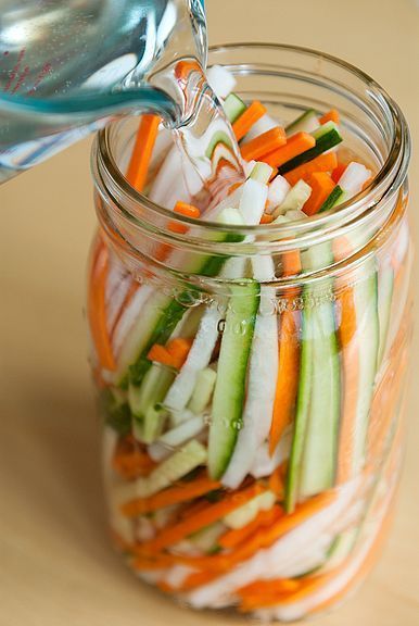 How to make Vietnamese Pickled Vegetables. Great for adding to a Bahn Mi! Vietnamese Pickled Vegetables, Pickled Vegetables Recipe, Resep Salad, Pickled Carrots, Homemade Pickles, Pickled Veggies, Makanan Diet, Pickled Vegetables, God Mat