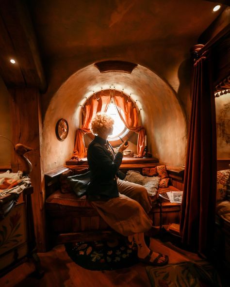 Some photos of us inside the hobbit house at the movie set of The Hobbit 🥹💕 future house goals ✨ Cozy Hobbit Home, Hobbit Illustration, Fairy Cabin, Hobbit House Interior, The Hobbit House, Cottage Witch, Cabin Cottage, Hobbit Hole, Movie Set