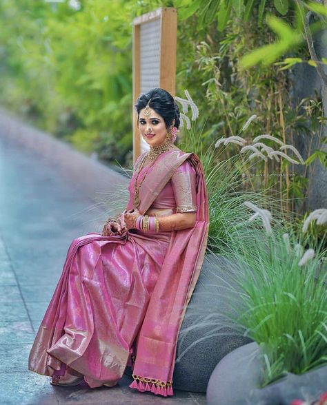 Contrast Blouse Designs, Bun Elegant, Blouse Designs For Silk Sarees, Contrast Saree, Marriage Saree, Solo Poses, Sari Blouses, Rajasthani Bride, South Indian Wedding Saree